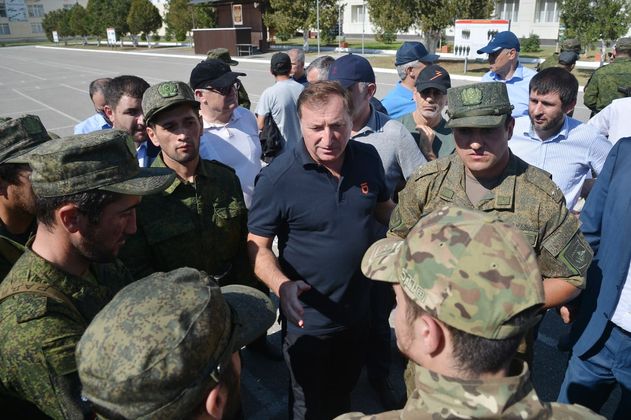 Призванный из Дагестана боец попросил урезонить его отца, рвущегося на СВО