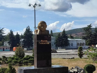 В Цхинвале установили бюст Расула Гамзатова