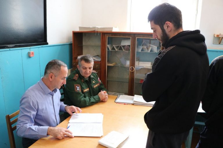 В Казбековском районе свою работу продолжает призывная комиссия