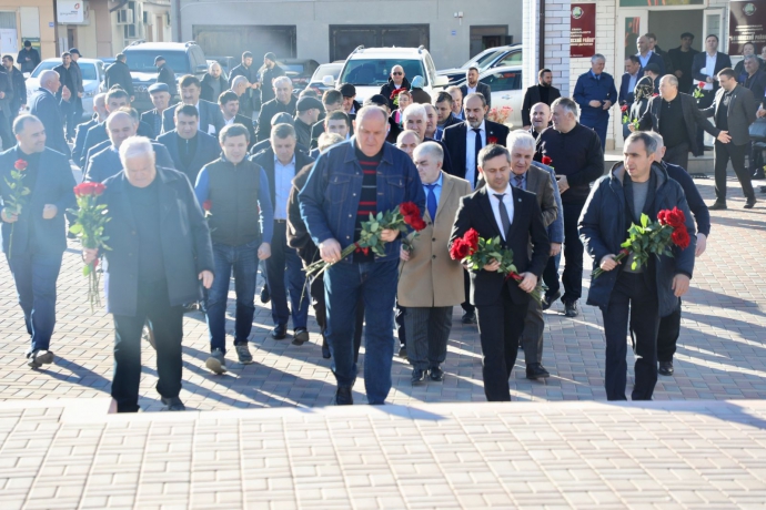 Абдулмуслим Абдулмуслимов почтил память ополченцев в Ботлихском районе