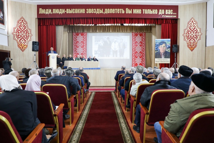 В Казбековском районе отметили 85-летие со дня рождения общественно-политического деятеля Мухудина Абдулмуслимова