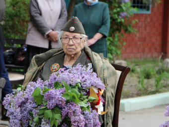 Бойцы с передовой поздравили со 100-летием ветерана ВОВ Веру Никитину из Кизляра