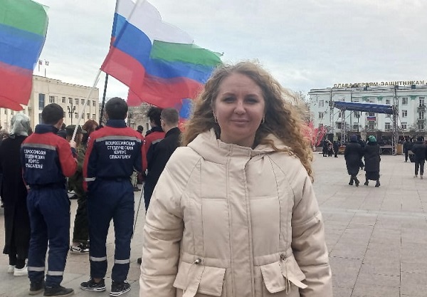 Людмила Саидова: «Около 3 тысяч человек собрались на площади Махачкалы, чтобы показать насколько мы гордимся участниками СВО»