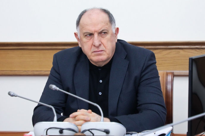 Абдулмуслим Абдулмуслимов поручил принять строгие меры в отношении недобросовестных главврачей