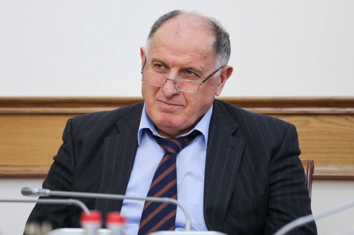 Абдулмуслим Абдулмуслимов провел совещание по вопросам создания индустриального строительного комплекса