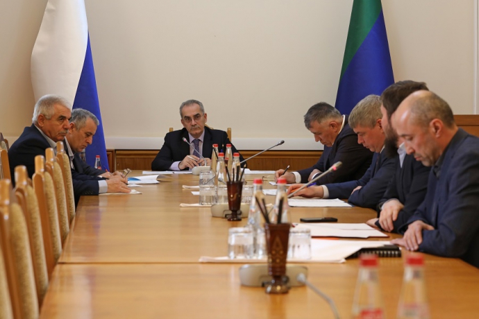 Под руководством Наримана Абдулмуталибова прошло совещание о ходе работ по обращению с бездомными животными