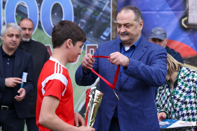 Сергей Меликов наградил победителей Школьной футбольной лиги Дагестана