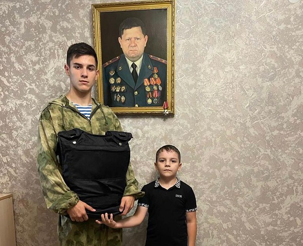 Внуки полковника МВД, погибшего от рук террористов в Кизляре, купили бронежилет для бойцов СВО