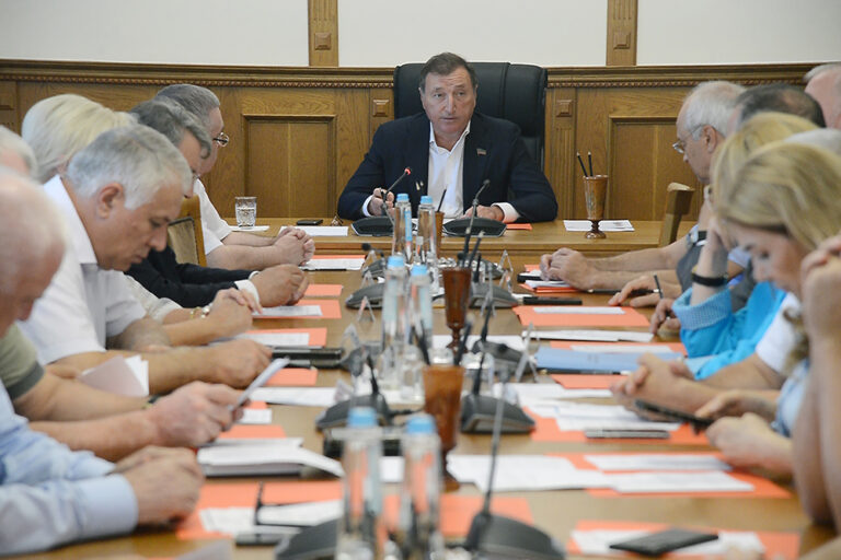 Спикер Дагестанского парламента Заур Аскендеров провел первое после парламентских каникул совещание