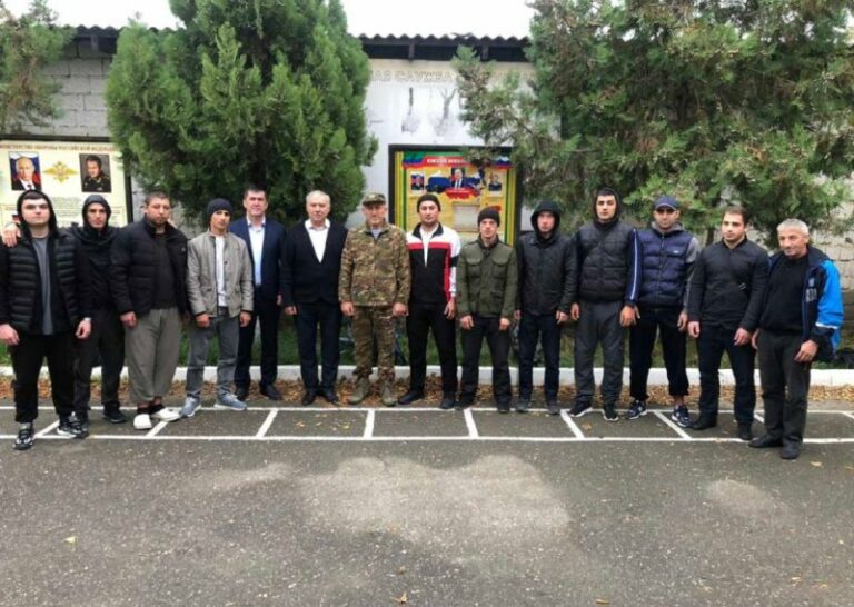 В Кизлярском районе торжественно проводили на службу 10 новобранцев