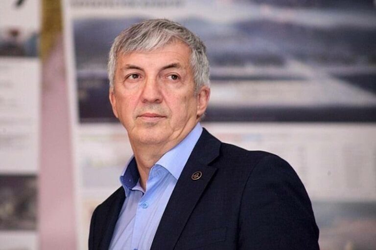 Абдулмуслим Абдулмуслимов поздравил Хизри Абакарова с награждением орденом Александра Невского