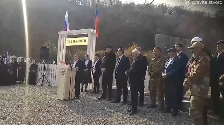 Абдулмуслим Абдулмуслимов вместе с матерями погибших военнослужащих открыл «Сады памяти» в Казбековском районе