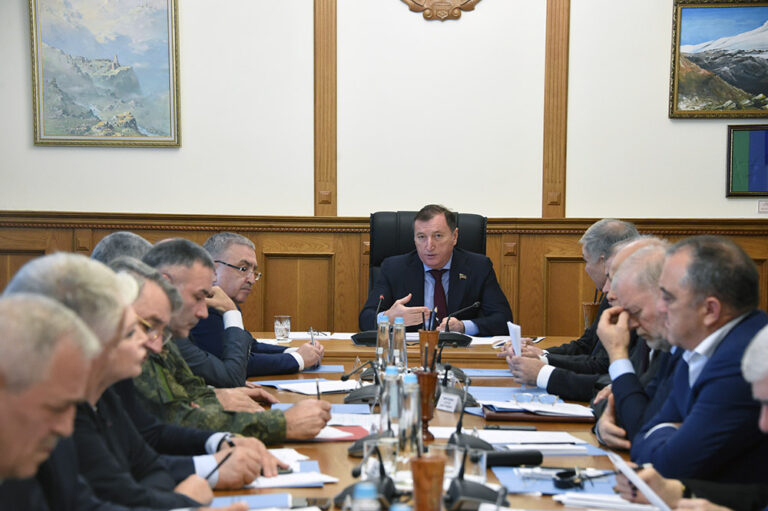 Заур Аскендеров провел совещание по текущим вопросам работы парламента