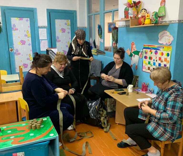 Жительницы Кизлярского района помогают Елене Барбара плести камуфляжные сети