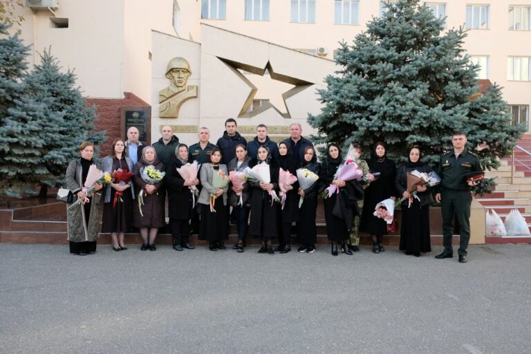 Депутаты Госдумы Абдулхаким Гаджиев и Артем Бичаев поздравили матерей и вдов погибших Росгвардейцев с Днём матери