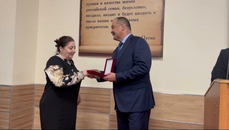 Сергей Меликов наградил отличившихся работников медицины