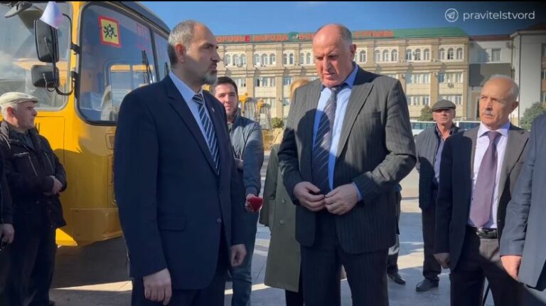 Абдулмуслим Абдулмуслимов вручает ключи от 49 новых школьных автобусов директорам учреждений