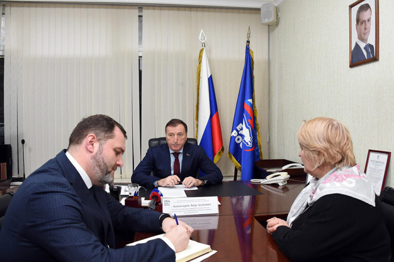 Спикер парламента Дагестана Заур Аскендеров провел прием граждан