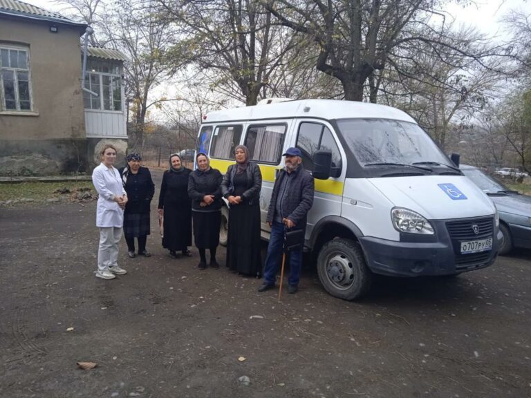 Мобильная бригада Минтруда Дагестана в Ахтынском районе доставила 260 пожилых граждан на медобследование