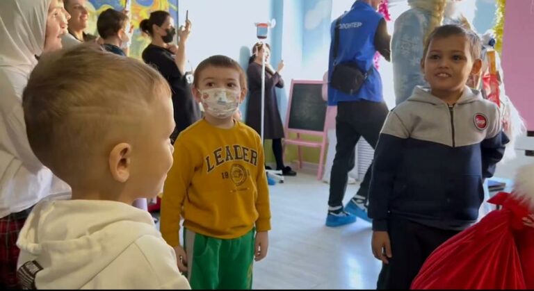 Детей с клиники многопрофильной больницы в Махачкале поздравили с Новым годом