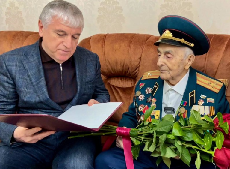 Юсуп Умавов поздравил ветерана Великой Отечественной войны Ильяса Казиханова со 100-летним юбилеем