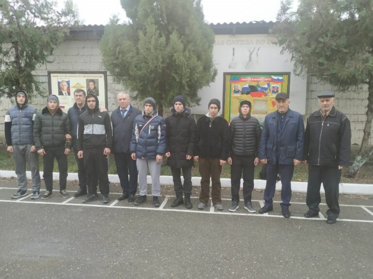 В Кизлярском районе в Армию отправили очередную группу призывников