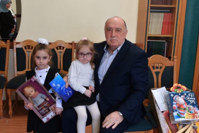 В рамках акции "Ёлка желания", дети-инвалиды из отдаленных горных  районов РД получили подарки от Джамаладина Гасанова
