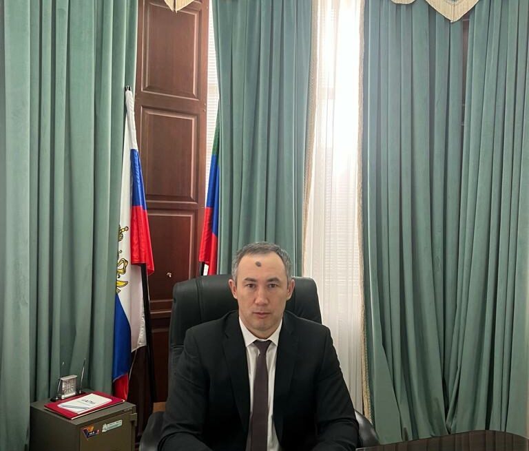 Глава Ногайского района поздравил сотрудников прокуратуры с профессиональным праздником