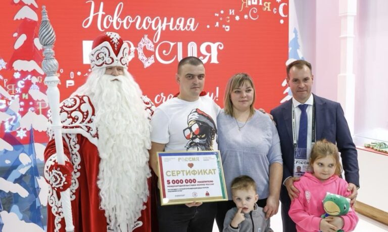 7-летняя Полина — пятимиллионный гость Международной выставки-форума "Россия" поедет к Деду Морозу