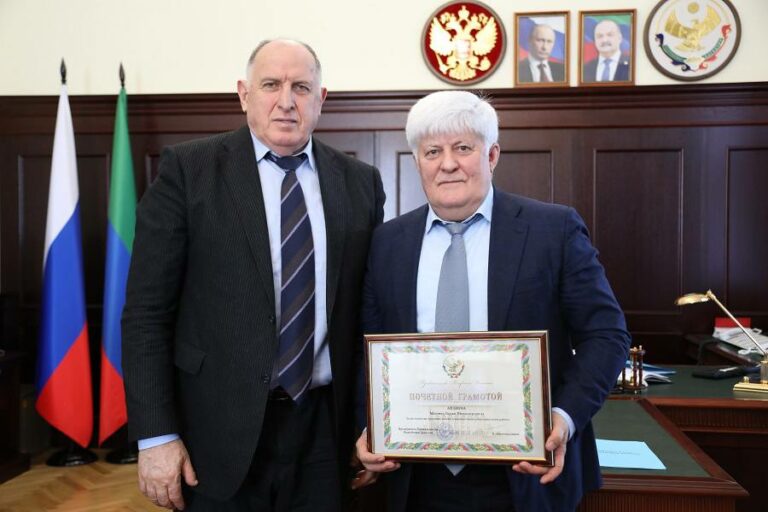 Глава Кабмина Дагестана наградил Магомед-Гаджи Айдиева Почетной грамотой