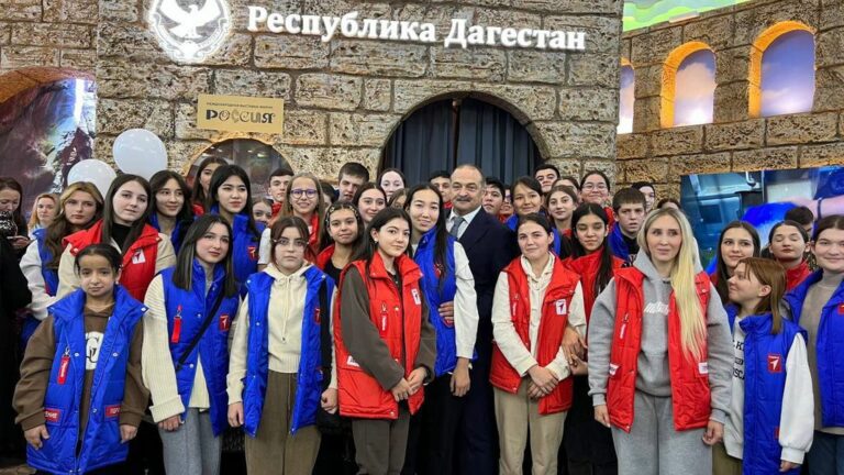 Глава Дагестана посетил международный форуме-выставку "Россия"