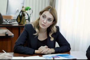 Эмилия Раджабова приняла участие в акции "Подарок школе"