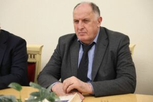 Глава кабмина Дагестана посоветовал ученым прочитать одну из речей В. Путина.. 