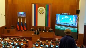 Абдулмуслим Абдулмуслимов выступает с отчетом перед Народным Собранием РД