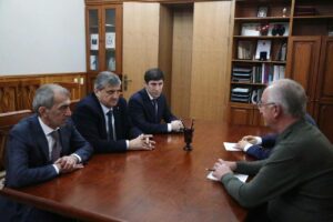 Абдулпатах Амирханов и Алексей Гасанов обсудили подготовку к выборам президента РФ
