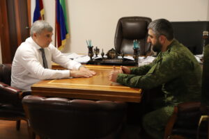 Глава Кизлярского района провел встречу с участником СВО