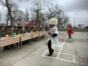 В Ногайском районе поздравили солдат воинской части с Днем защитников Отечества