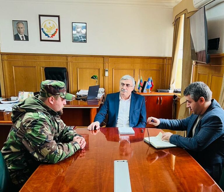Глава Новолакского района провел встречу с участником СВО