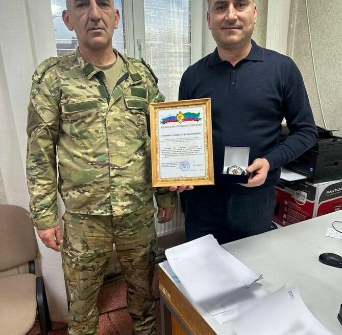 Глава Табасаранского района вручил благодарственное письмо и наручные часы Рашиду Умарову