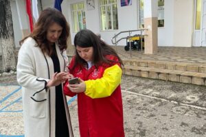 Дагестанская студентка-волонтер помогает пройти онлайн-голосование по программе ФКГС
