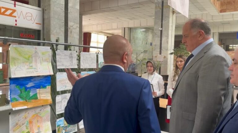 Премьер Дагестана посетил выставку рисунков детей из Белгородской области