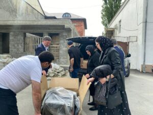 В Карабудахкентском районе вручили коляску инвалиду-ребёнку с ДЦП