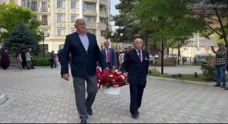 Глава кабмина РД почтил память Героя РФ Магомеда Нурбагандова возложением цветов