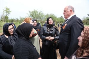 Премьер Дагестана на открытии "Сада памяти" поддержал матерей погибших бойцов