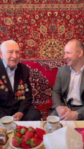 Гасан Османов посетил ветерана ВОВ Юрия Петрухина