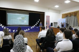 Манвел Мажонц провел открытый урок "Разговоры о важном" в махачкалинской гимназии № 13