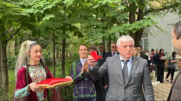 Глава Дагестана передал ключи от автобуса ансамблю танца "Счастливое детство"