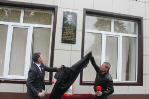 В Сулейман-Стальском районе установлены памятные плиты двум бойцам, погибшим на СВО