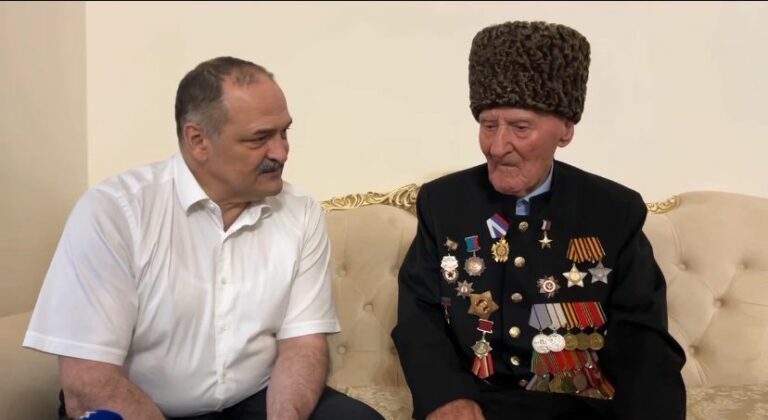 Глава Дагестана навестил ветерана ВОВ, чтобы лично поздравить со званием Героя России