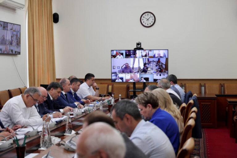 Глава Дагестана провел совещание по актуальным вопросам